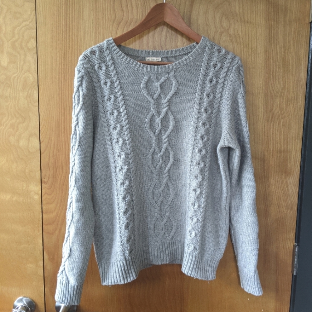 Gray cable knit Gap sweater